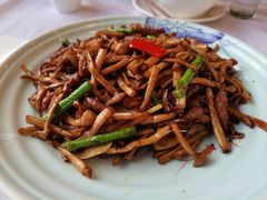 海鲜菇炒牛柳-和乐喜宴海鲜酒家(骏荣广场店)