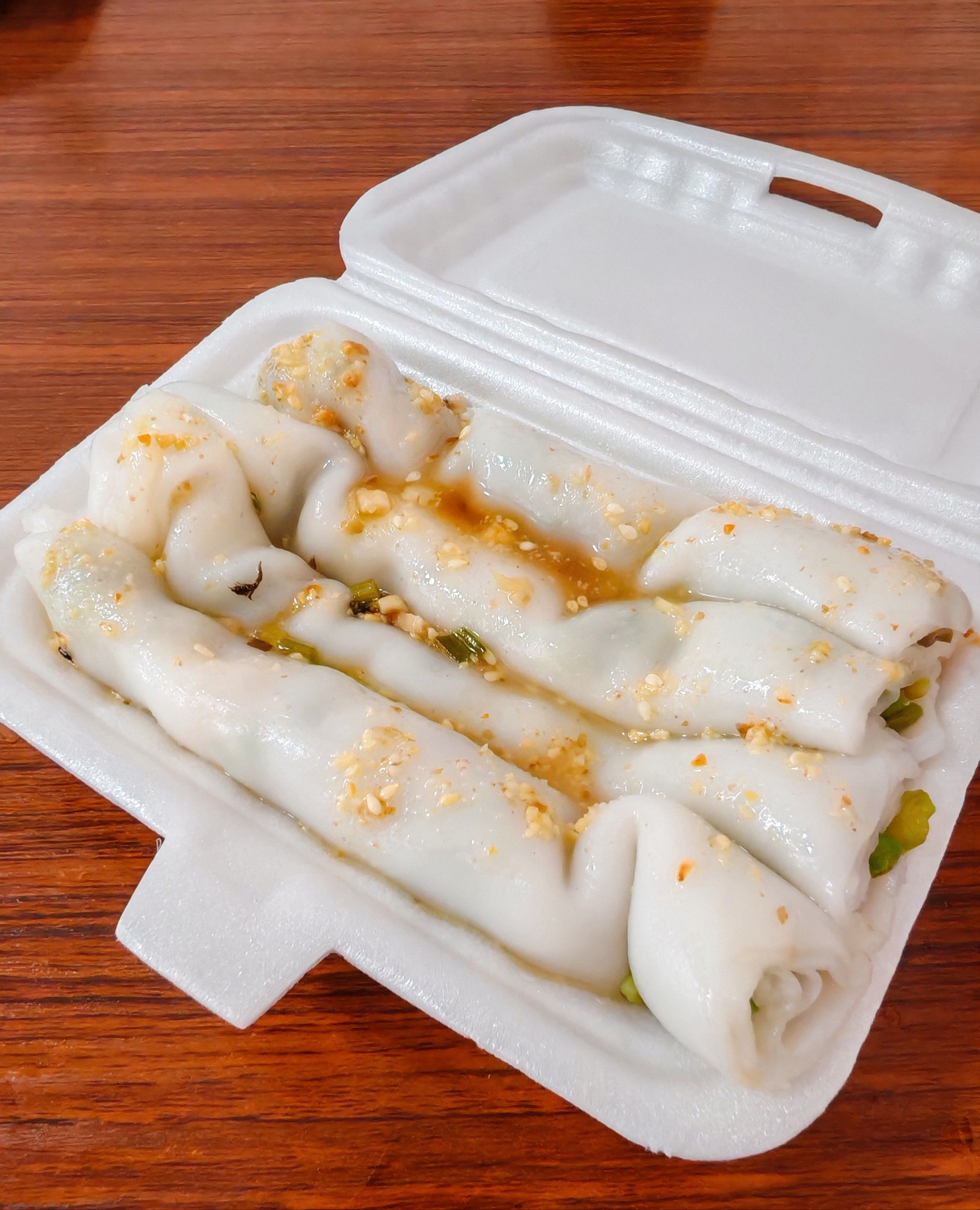 簸箕板长汀特色小吃,用米浆做的,上锅蒸,里面包豆子,外面淋上一层油