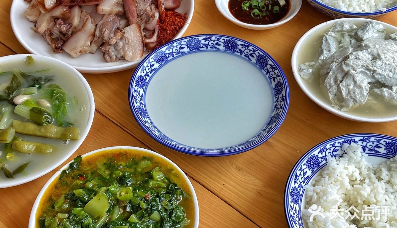 乡镇卡卡里的老馆子，11点就像吃酒一样，人均25吃饱