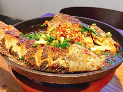 铁板鲫鱼-聚鑫朋酸菜肥肠(九龙仓店)