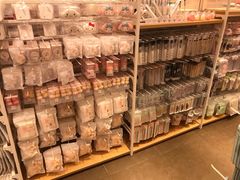 -名创优品(北京新中关购物中心地铁层店)