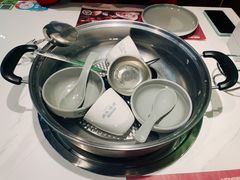 -洪氏嗨捞·广东猪肚鸡·椰子鸡火锅(西咸万象城店)