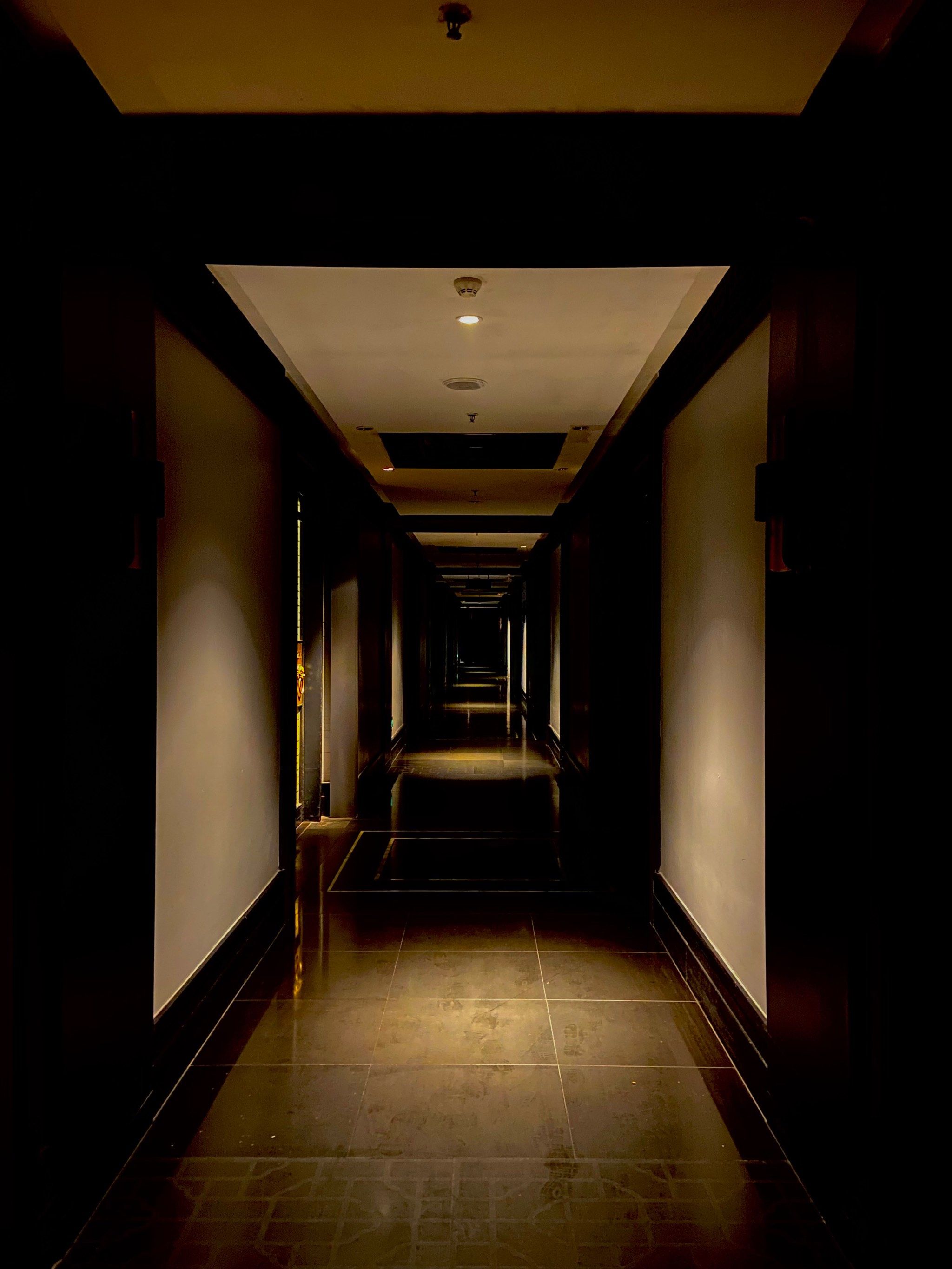 夜晚走廊的禅意体验