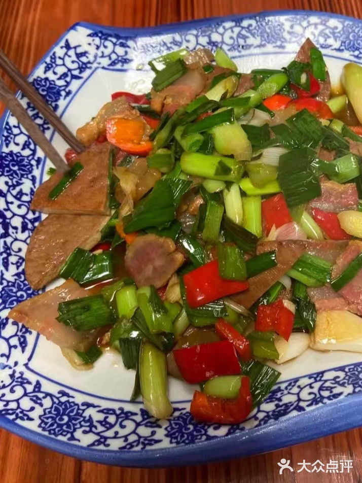 【黄山美食攻略】臭鳜鱼和蒜叶炒腊肉，呈坎村的味蕾盛宴！🍽🌿 