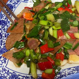 【黄山美食攻略】臭鳜鱼和蒜叶炒腊肉，呈坎村的味蕾盛宴！🍽🌿 