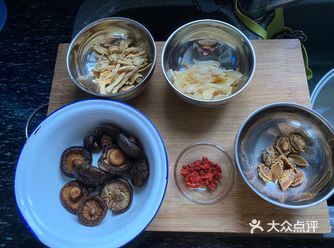 鲍鱼干要提前浸泡两小时左右等它发开