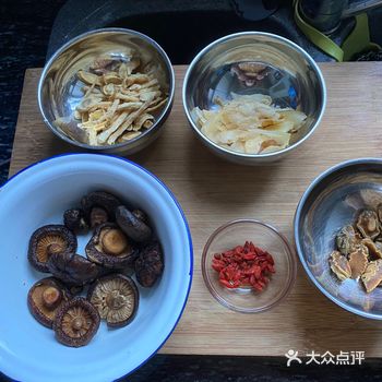 鲍鱼干要提前浸泡两小时左右等它发开