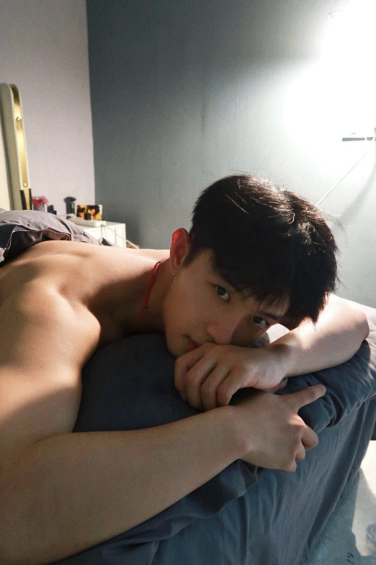 小肌肉男孩秀肌肉