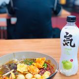 晚饭时间，店里的人略微坐满了。下单收银挺认真的