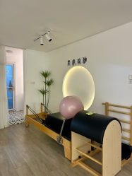 -闺蜜瑜伽·普拉提女性塑形馆