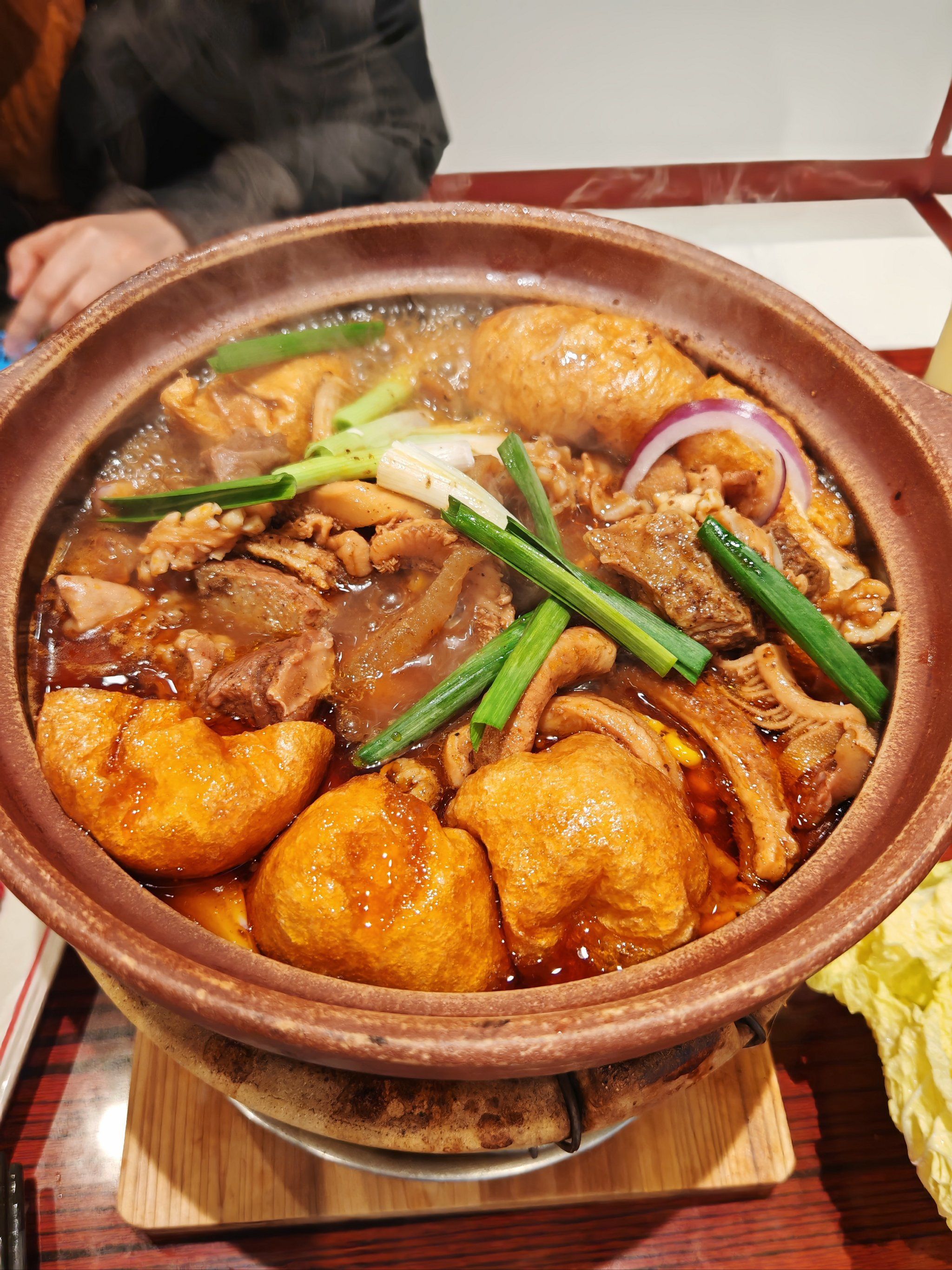 牛杂煲里的牛肚特别q弹,咬下去很有嚼劲