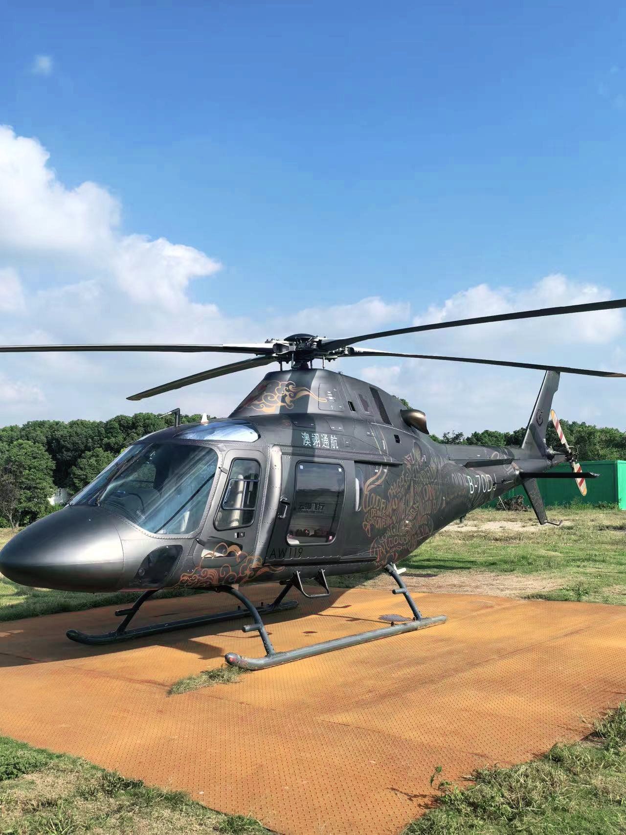 n在某视频上无意间刷到了直升飞机体验,思想就活跃了起来,立马电话