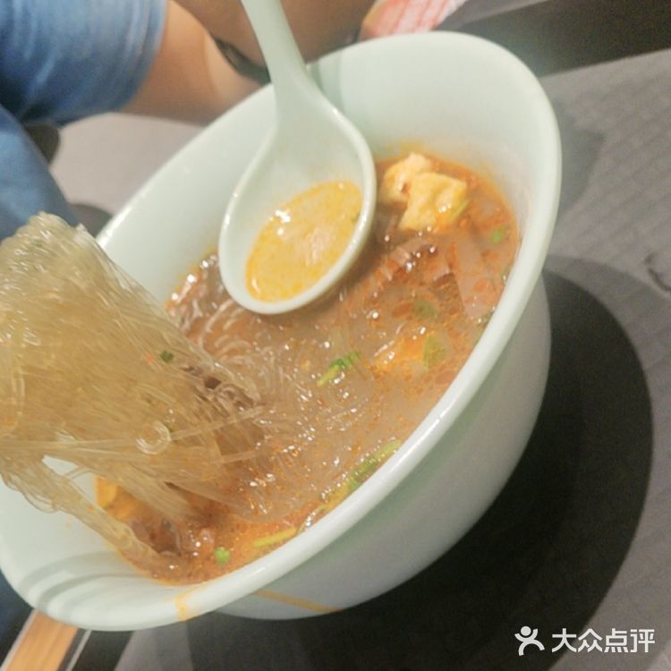 尽显金陵风味的独特魅力。鸭血粉丝