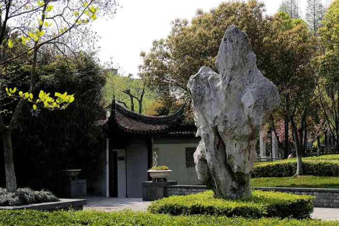 垂虹公园-"垂虹公园在体育路,地段又好,人流量大,好."-大众点评移动版