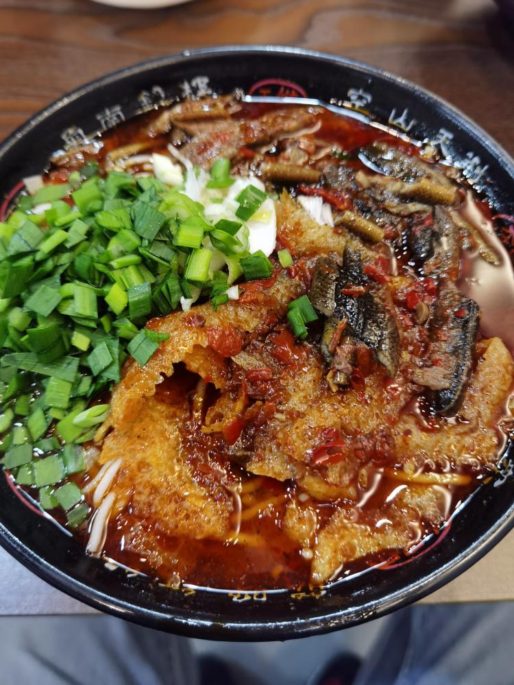 玉溪风味鳝鱼米线-"就在路口上,老玉溪口味,价格不算贵,照片.