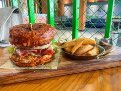 双蛋指椒牛肉汉堡-魏斯理汉堡(西安沣东吾悦店)