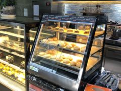 面包甜点陈列柜-啊噗吐呦现场烘焙(麦凯乐店)