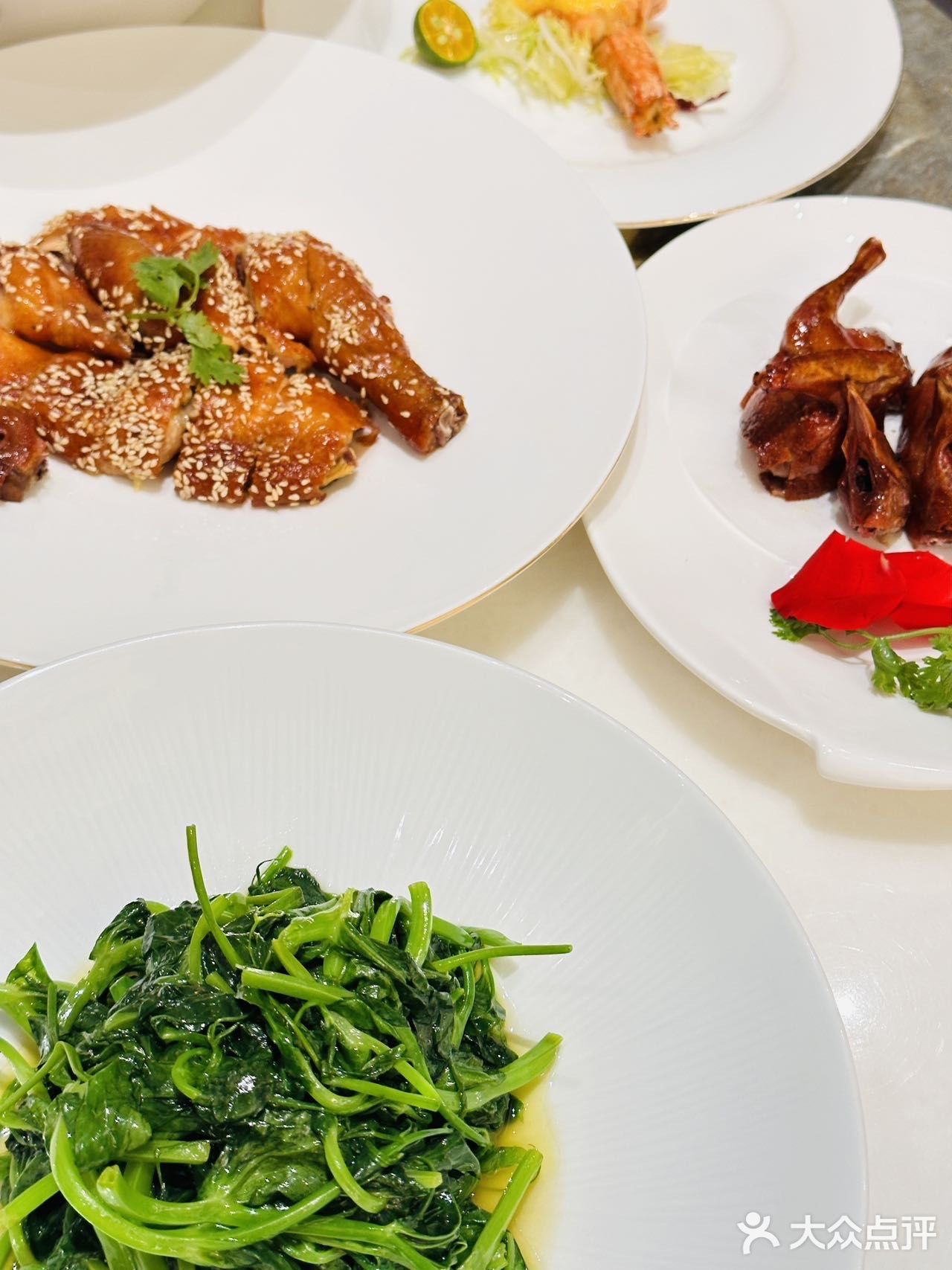 脆皮乳鸽：脆皮乳鸽是宴庭苑的招牌菜之一