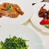 脆皮乳鸽：脆皮乳鸽是宴庭苑的招牌菜之一