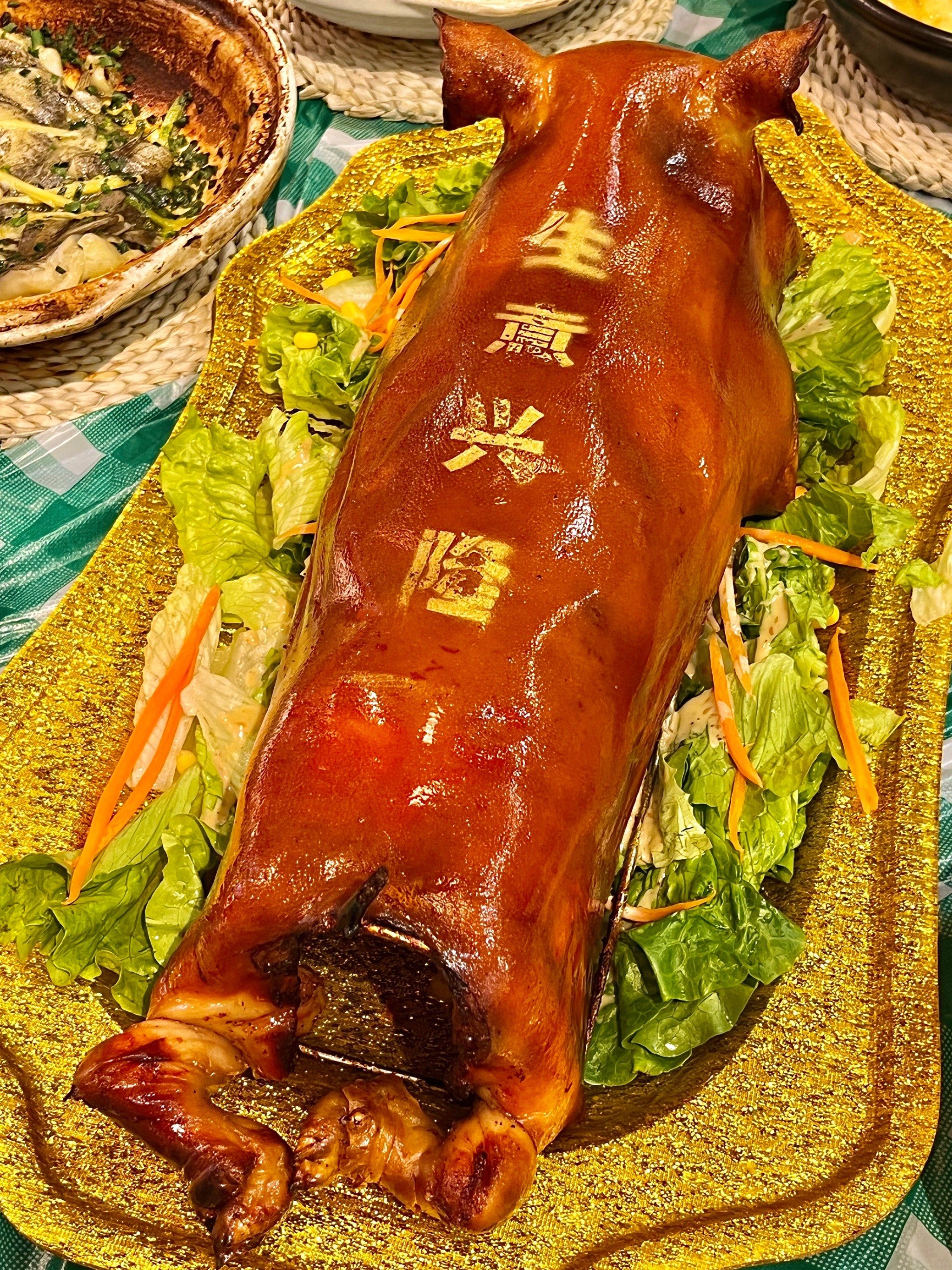 朋友请吃网红脆皮烤乳猪啦!