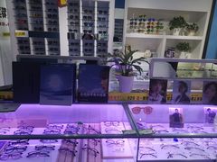 -提一眼镜·蔡司·依视路(小寨店)