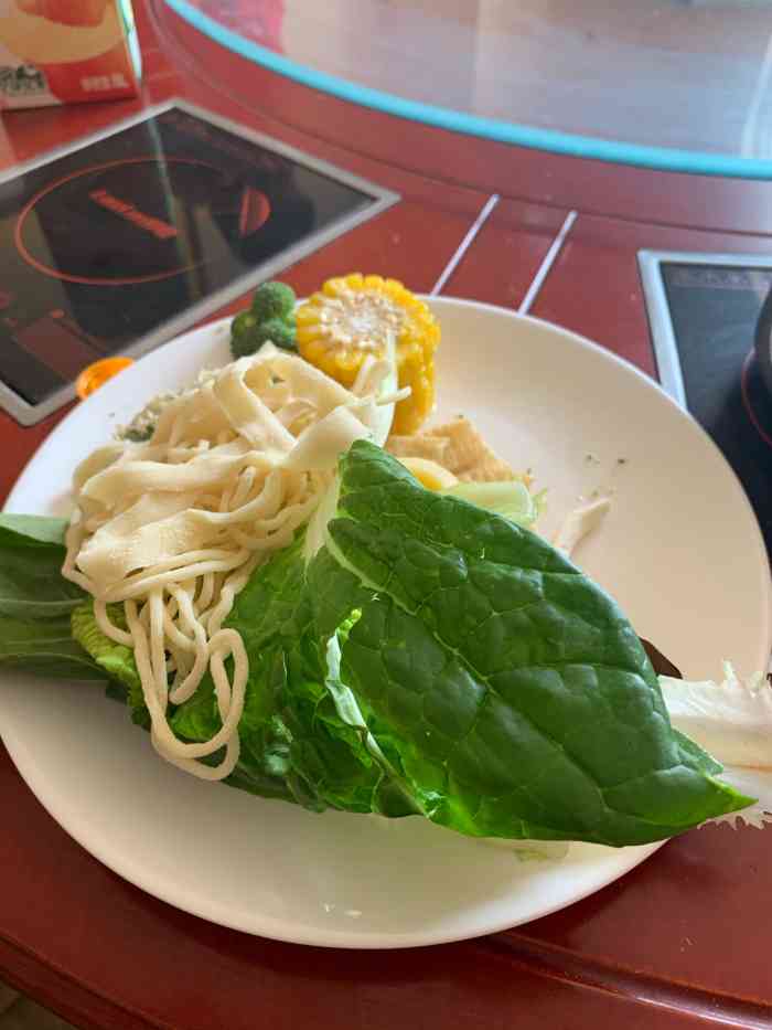 莲海素食(鹿泉店)-"去植物园时刚好旁边吃一口.从墙上字画到.