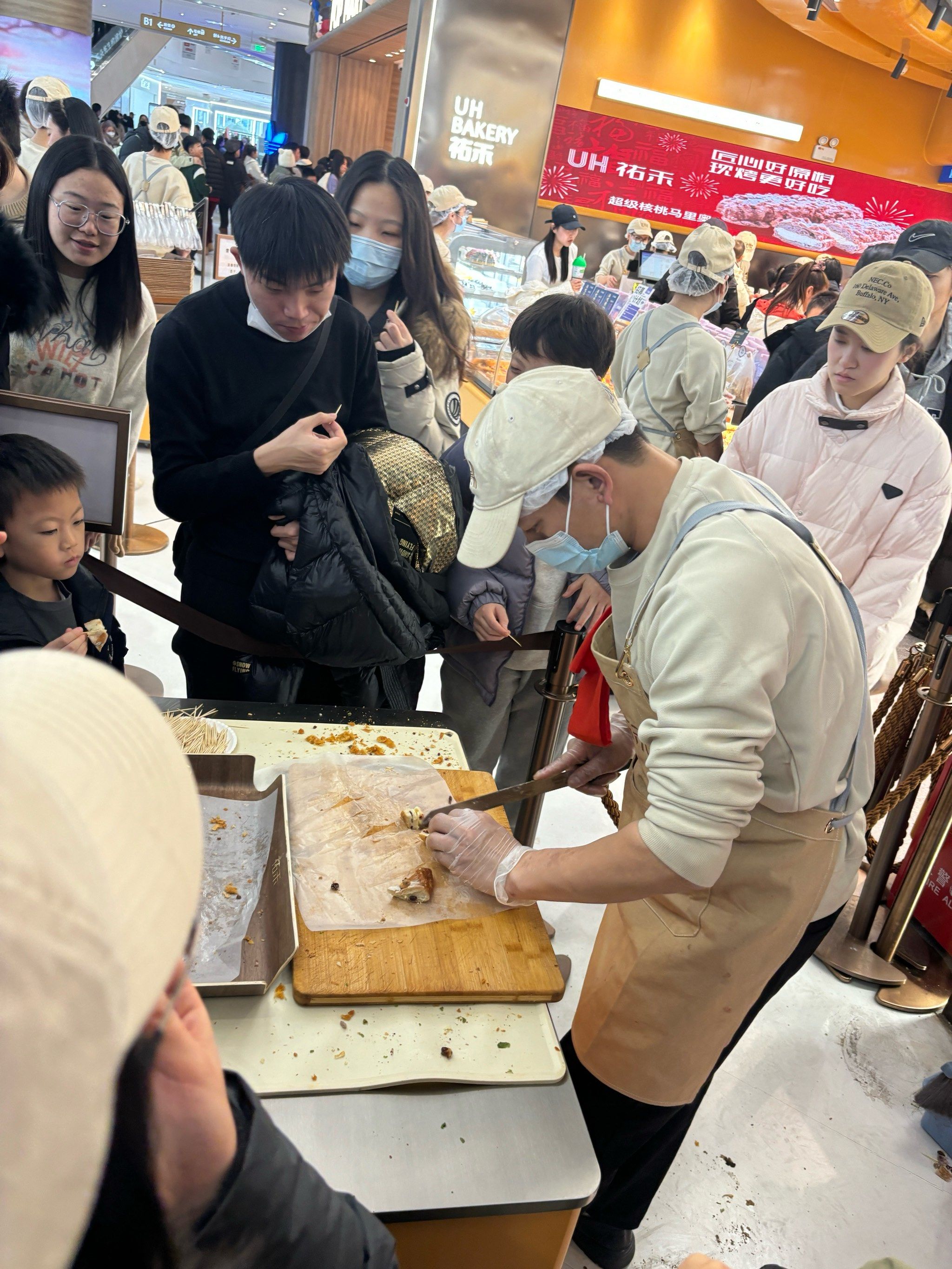 不愧是首店,太火爆了!免费试吃超大方!