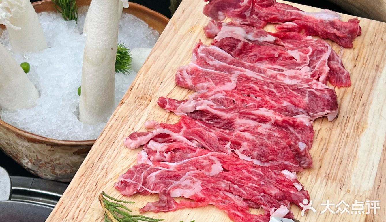 武汉太超前了 服务生颜值都这么高了吗⁉️