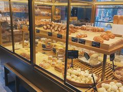 面包甜点陈列柜-啊噗吐呦现场烘焙(麦凯乐店)