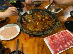 红汤锅-三道苗苗鱼·美蛙黄辣丁(八里店)