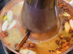 -果松木炭酸菜铜火锅·外婆参鸡汤