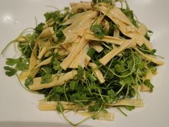 豆苗拌豆皮-悦融琥珀·京鲁菜·海味珍品(西单店)