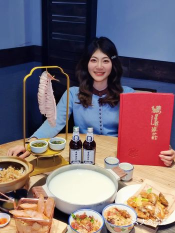 吃到这么好吃的缩骨大头鱼…当然会浮现出笑容啦