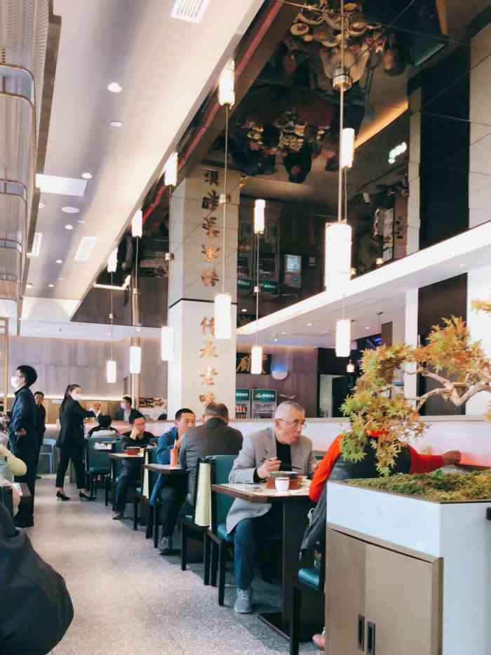 绿杨邨酒家(徐家汇直营店)-"每次走过江宁路的绿扬邨都是排队,一直没