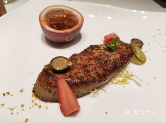牛排五分熟比较好吃鱼子酱牛排有表演，小哥哥也很帅