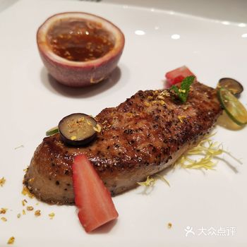 牛排五分熟比较好吃鱼子酱牛排有表演，小哥哥也很帅