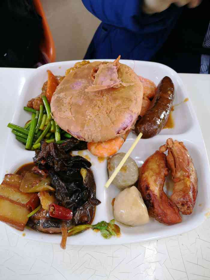 哈理工大学-西区2食堂-"刚到理工,吃了一年多了,菜品可以,不错,.