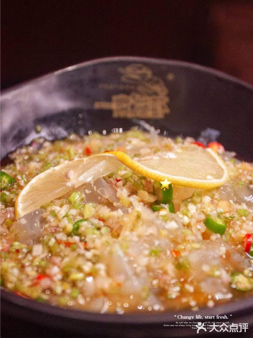 武汉探店丨谁能拒绝一碗铺满小龙虾的螺蛳粉呢？！[糖果]