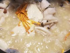抚仙湖煮湖团鱼-中8楼风尚云南菜(颐堤港店)