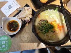 现熬鸡汤-过桥缘·过桥米线(大华虎城嘉年华店)