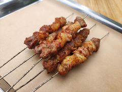 餐厅对面的羊肉串-凯鸽酒楼(振兴街店)
