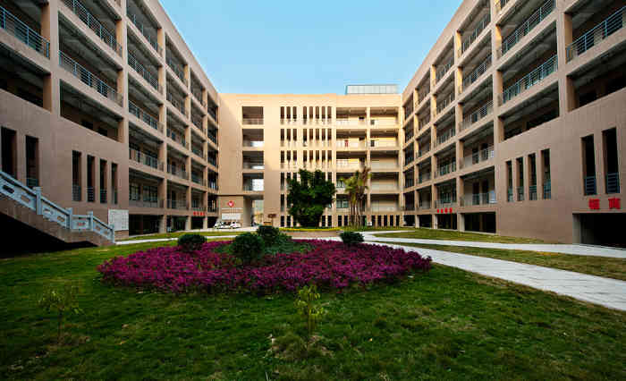 学校名称:"福建商业高等专科学校" 学校地址: 福建省福州市鼓楼区