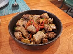 橄榄油蒜香黑椒牛肉粒配慢烤甜椒-帕歌西班牙餐厅paco tapas