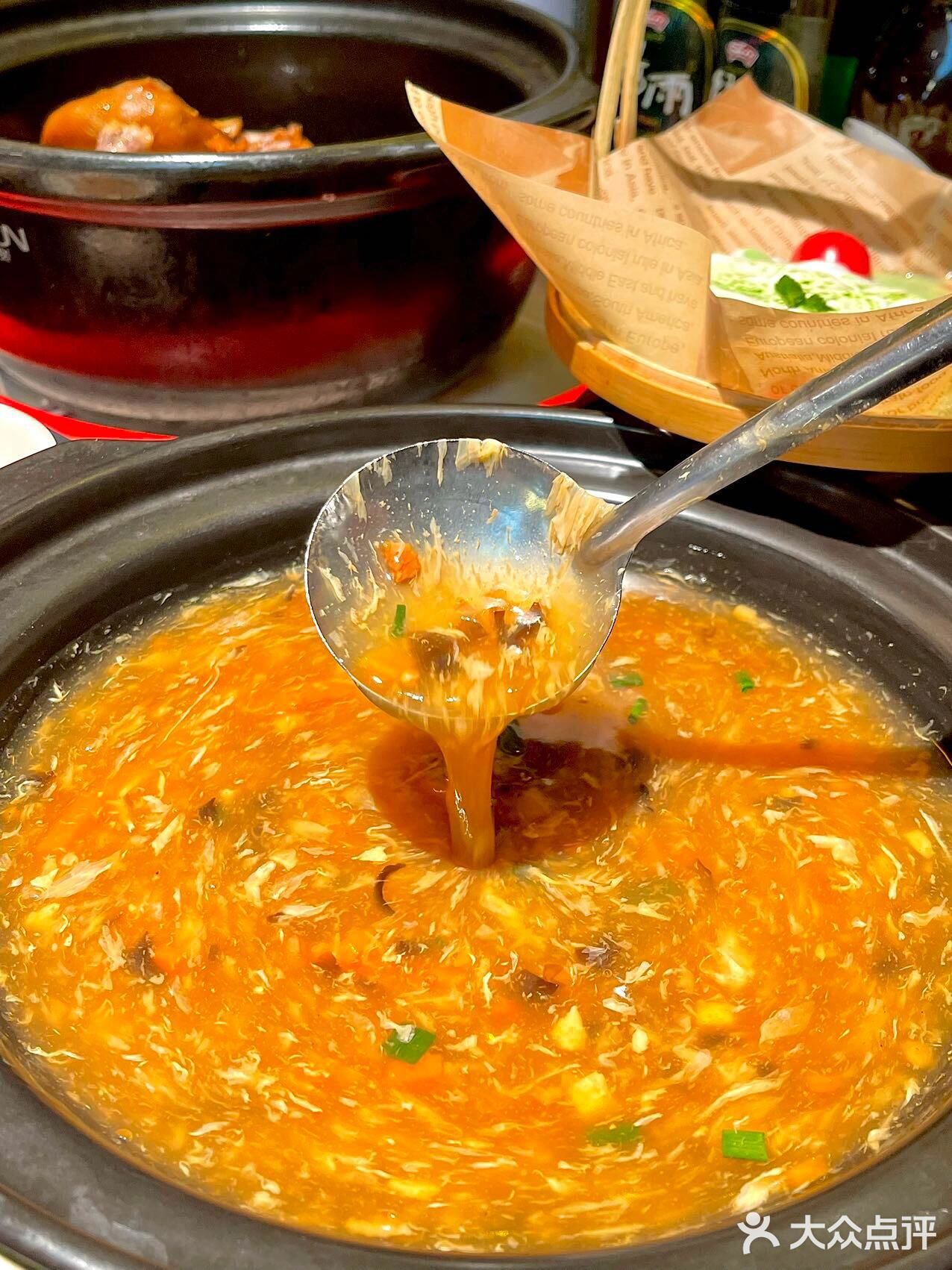 三鲜汤：满满的一大盆，虾仁、肉圆、鱼圆和各式蔬菜