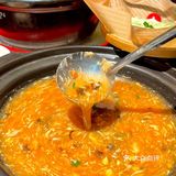 三鲜汤：满满的一大盆，虾仁、肉圆、鱼圆和各式蔬菜