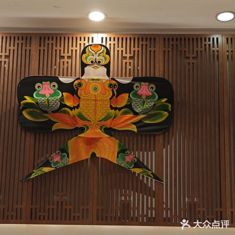 我们也是第一次来到北京就想尝尝北京菜系就在大众点评找到了他家总布胡同这就餐厅满满的老北京风味里边的经理还给我们介绍了很多关于老北京的事物里边的菜品也是非常不错特别是那富贵全家福里边有海参虾仁墨鱼铁棍山药等等全是好东西我们特别喜欢这个菜