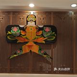 我们也是第一次来到北京就想尝尝北京菜系就在大众点评找到了他家总布胡同这就餐厅满满的老北京风味里边的经理还给我们介绍了很多关于老北京的事物里边的菜品也是非常不错特别是那富贵全家福里边有海参虾仁墨鱼铁棍山药等等全是好东西我们特别喜欢这个菜