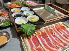 -围炉肉舍•炭烤活鳗•丹东海鲜烤肉(步行街店)