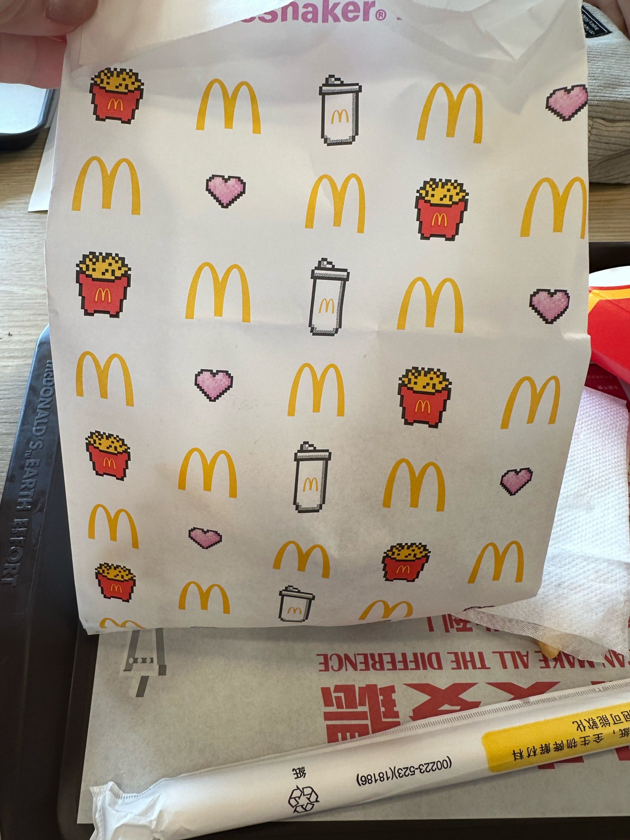美美的麦当劳袋子,就像包装纸一样
