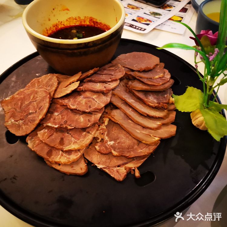 门口大叔招呼着来往的顾客，周末生意非常火爆